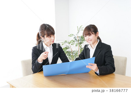 ビジネスミーティングをするビジネスウーマン 38166777