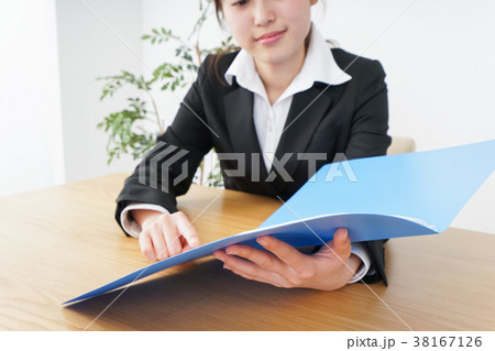 外回りの営業をする女性 38167126