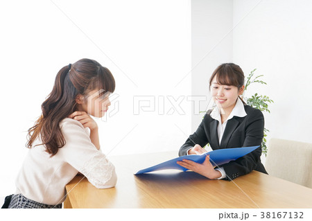 外回りの営業をする女性 外回りの営業をする女性 38167132