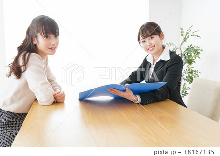 外回りの営業をする女性 外回りの営業をする女性 38167135