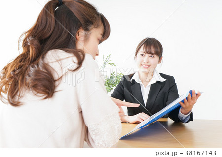 外回りの営業をする女性 38167143