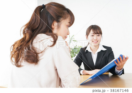 外回りの営業をする女性 外回りの営業をする女性 38167146