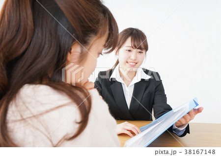外回りの営業をする女性 外回りの営業をする女性 38167148