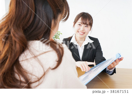 外回りの営業をする女性 外回りの営業をする女性 38167151