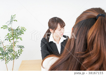 外回りの営業をする女性 外回りの営業をする女性 38167155