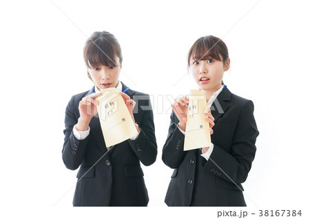 若いビジネスウーマンと給料 38167384