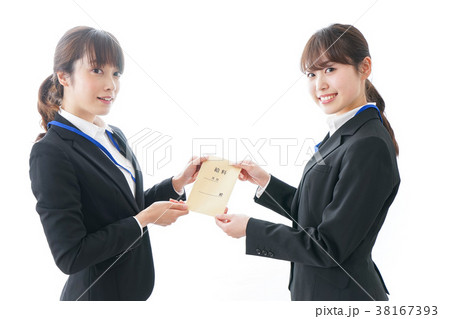 若いビジネスウーマンと給料 若いビジネスウーマンと給料 38167393