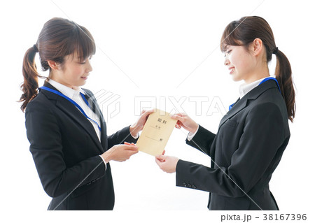 若いビジネスウーマンと給料 若いビジネスウーマンと給料 38167396