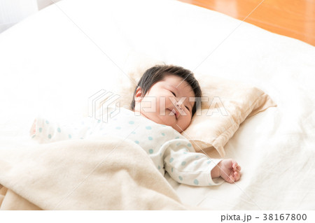 新生児　乳幼児　赤ちゃん 38167800