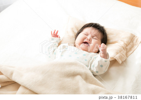 新生児　乳幼児　赤ちゃん　泣く 38167811