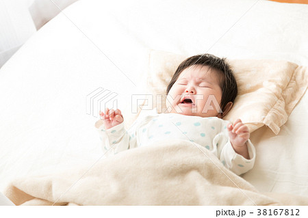 新生児　乳幼児　赤ちゃん　泣く　 38167812