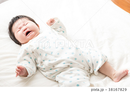 新生児　乳幼児　赤ちゃん　泣く 38167829