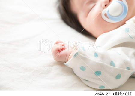 新生児　乳幼児　赤ちゃん　手　ボディーパーツ 38167844