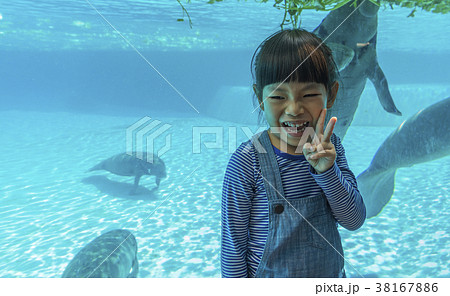 Happy little girl in the zoo Happy little girl in the zoo 38167886