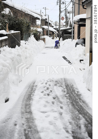 雪の金沢路地 38167894