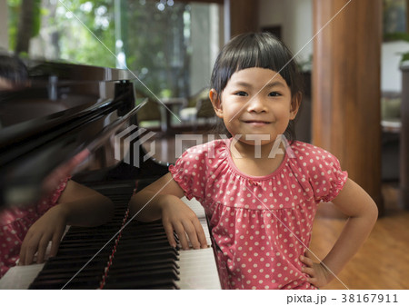 Portrait of Asian little gile with piano 38167911