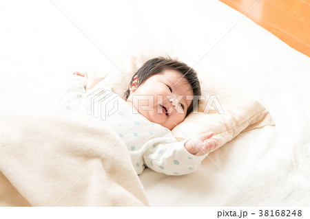 新生児　乳幼児　赤ちゃん　笑顔 38168248