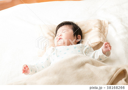 新生児 乳幼児 赤ちゃん 泣く の写真素材