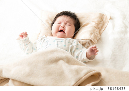 新生児　乳幼児　赤ちゃん　泣く　 38168433