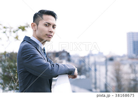 屋上の若いビジネスマン 屋上の若いビジネスマン 38168675