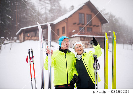 Senior couple getting ready for cross-country Senior couple getting ready for cross-country 38169232