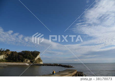 (千葉県/いすみ市/大原町/小浜八幡岬/丹ケ浦) 青い大空の下で座って釣りをする男性 (千葉県/いすみ市/大原町/小浜八幡岬/丹ケ浦) 青い大空の下で座って釣りをする男性 38170073