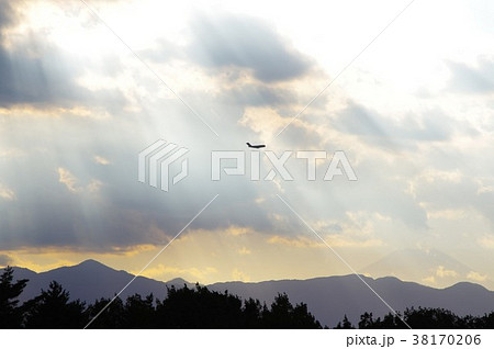 夕暮の陽射しと飛行機 38170206
