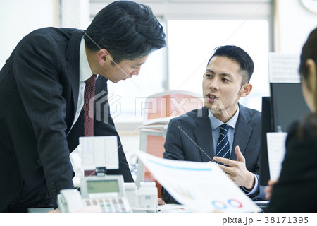 話し合う上司と部下 話し合う上司と部下 38171395