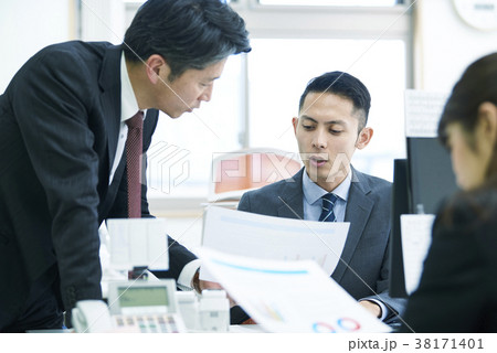 話し合う上司と部下 話し合う上司と部下 38171401