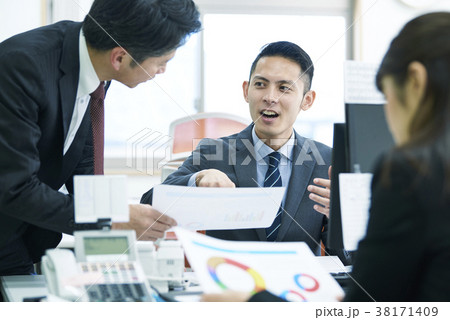 話し合う上司と部下 話し合う上司と部下 38171409