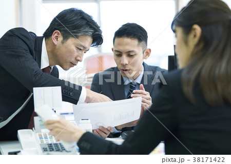 話し合う上司と部下 38171422