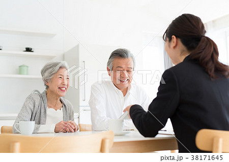 相談 シニア 保険 介護 相続 資産運用の写真素材