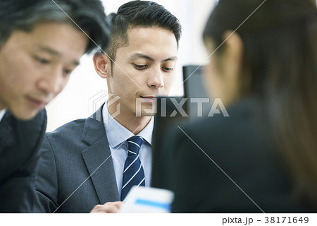 パソコンに向かう若いビジネスマン 38171649