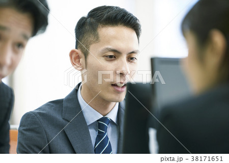 パソコンに向かう若いビジネスマン パソコンに向かう若いビジネスマン 38171651