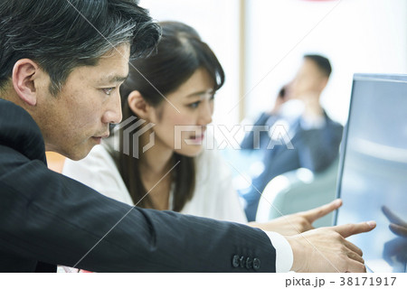 画面を指さしながら会話をするビジネス男女 画面を指さしながら会話をするビジネス男女 38171917
