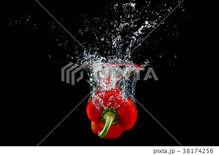 bell pepper in water with splash 38174256