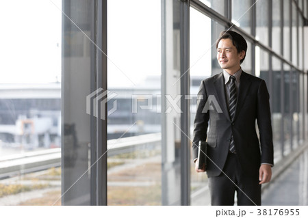ビジネスマン　オフィスビル 38176955
