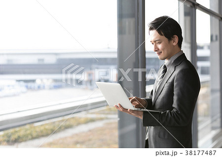 ビジネスマン オフィスビル ビジネスマン オフィスビル 38177487