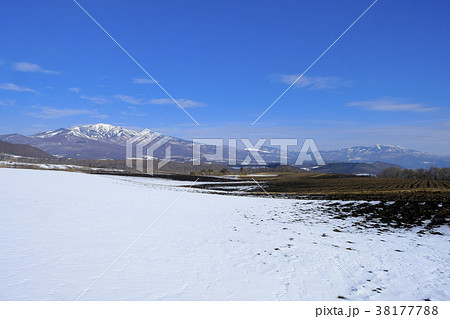冬の四阿山（右）と草津白根山（左） 38177788