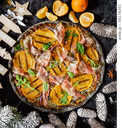 pizza with persimmon 38178361