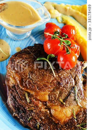 steak with puree 38178489