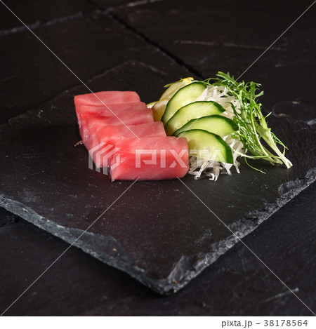 tuna sashimi with salad 38178564