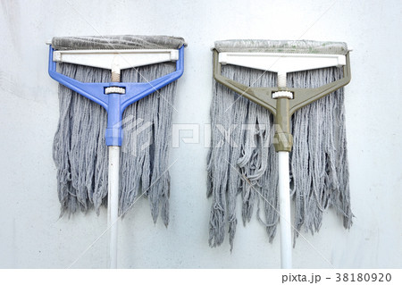 A mop head at the wall after cleaning. 38180920