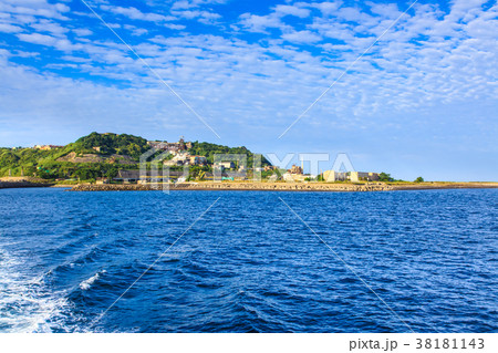 池島行きフェリーから池島の眺め 【長崎県長崎市池島】 池島行きフェリーから池島の眺め 【長崎県長崎市池島】 38181143