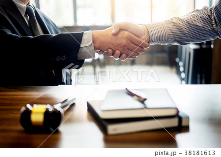 Gavel Justice hammer on wooden table with judge and client shaki Gavel Justice hammer on wooden table with judge and client shaki 38181613