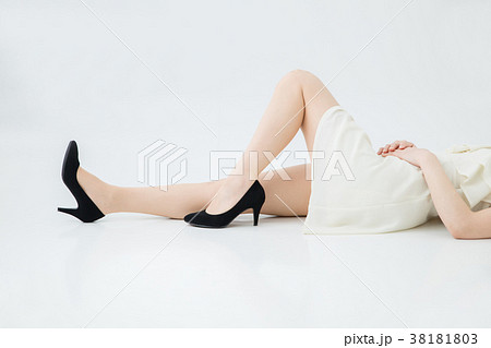 寝転ぶ女性 38181803