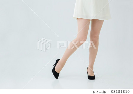 スカートをはいた女性の脚の写真素材