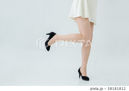 スカートをはいた女性の脚の写真素材
