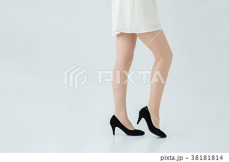 スカートをはいた女性の脚の写真素材