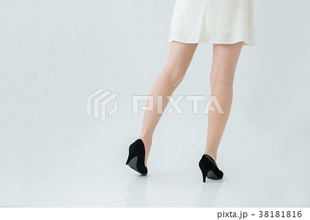 スカートをはいた女性の脚 38181816
